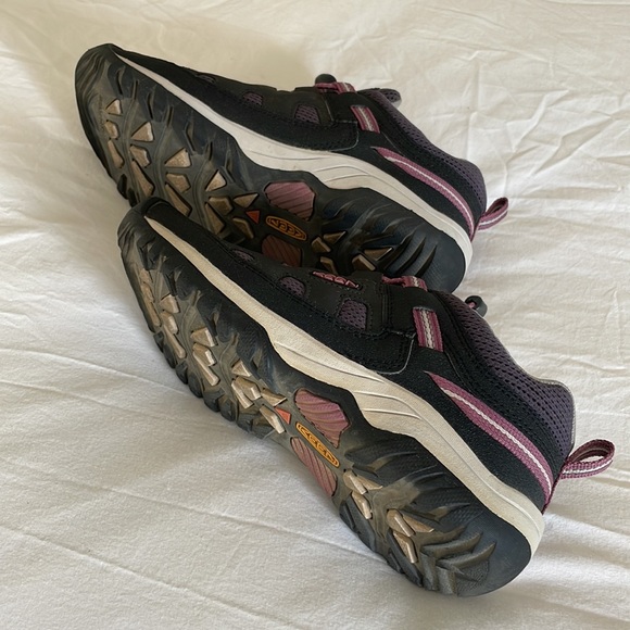 Girl’s Keen size 4 walking shoes - Picture 4 of 9